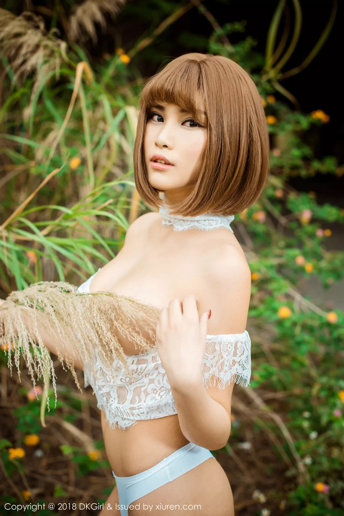 秀人集.com_[DKGirl御女郎]Vol.074_嫩模萌宝儿BoA户外白色蕾丝内衣美乳露点喷血诱惑写真50P