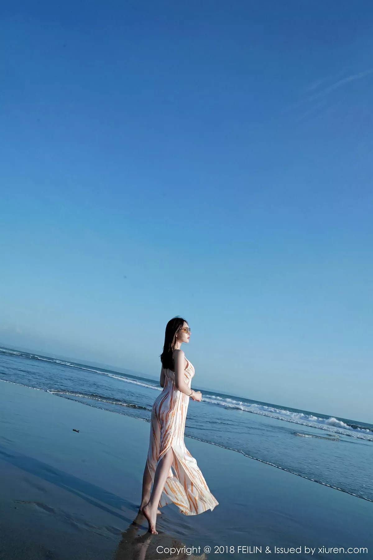 秀人集.com_[FeiLin嗲囡囡]Vol.144_美女主播周于希泳池里性感连体比基尼秀完美身材写真43P