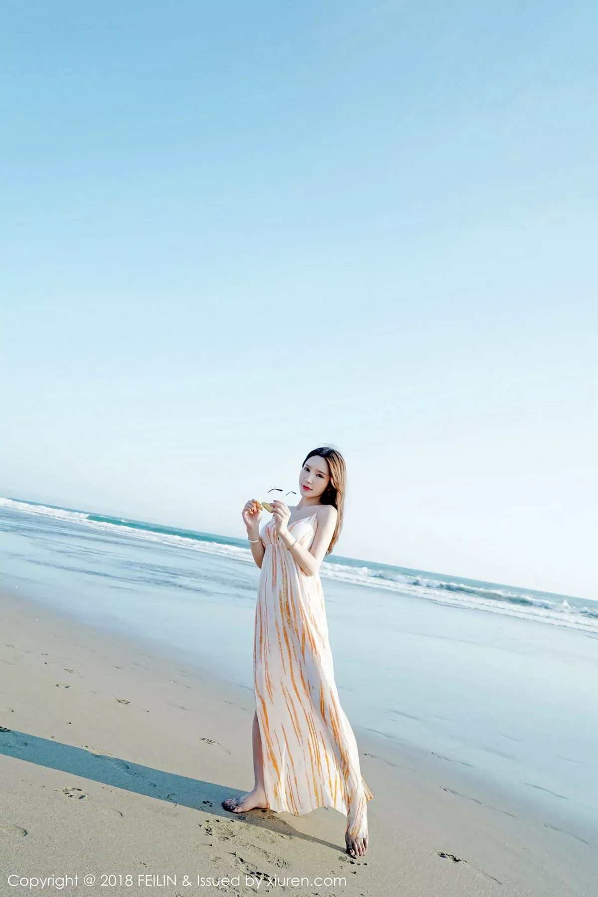 秀人集.com_[FeiLin嗲囡囡]Vol.144_美女主播周于希泳池里性感连体比基尼秀完美身材写真43P