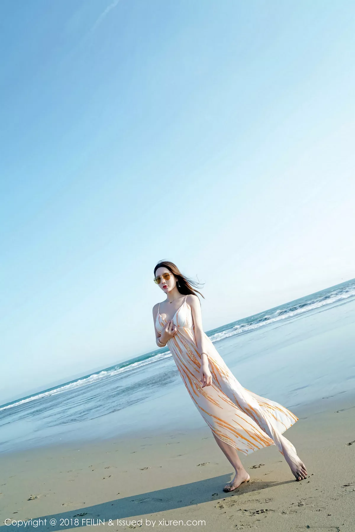 秀人集.com_[FeiLin嗲囡囡]Vol.144_美女主播周于希泳池里性感连体比基尼秀完美身材写真43P