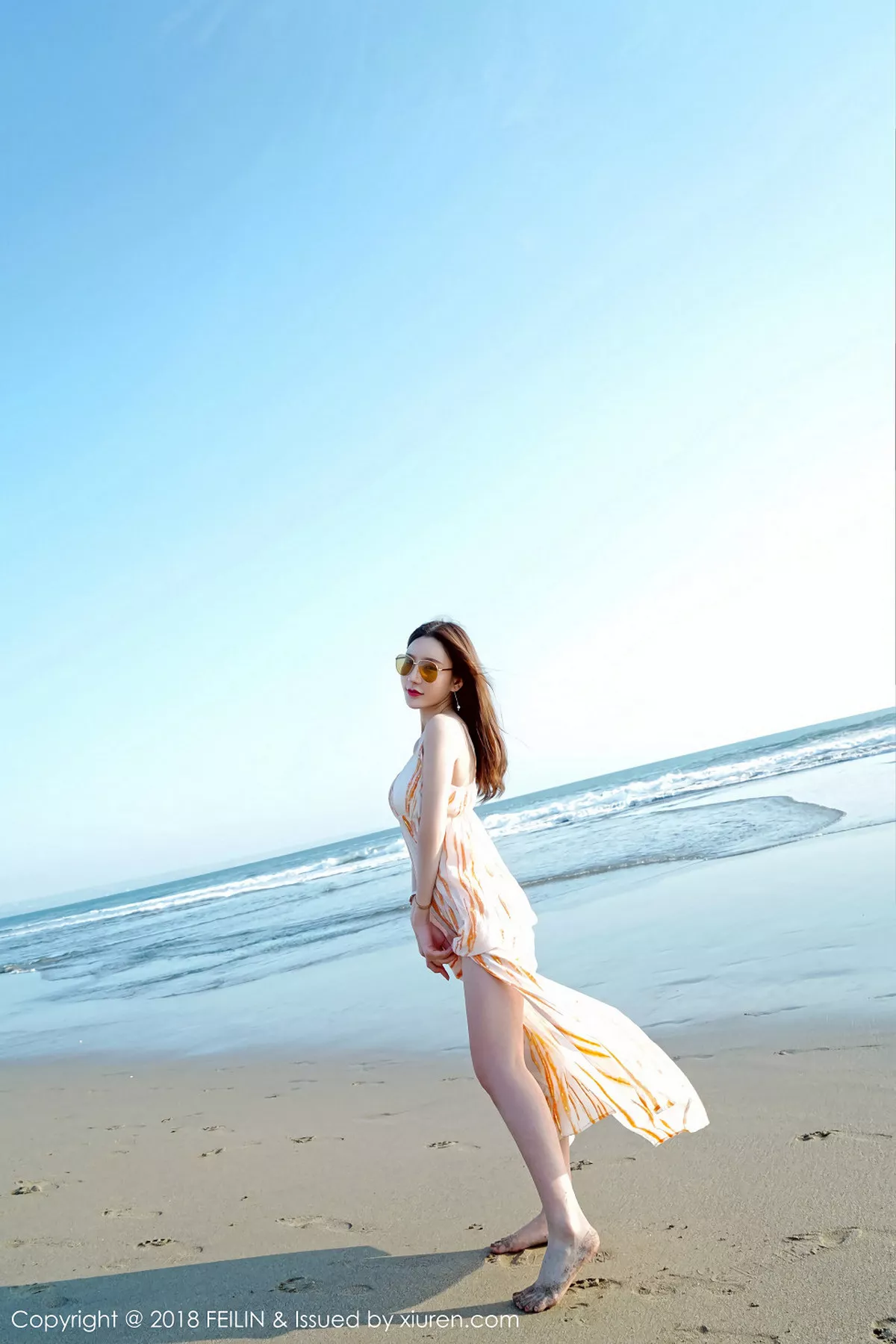 秀人集.com_[FeiLin嗲囡囡]Vol.144_美女主播周于希泳池里性感连体比基尼秀完美身材写真43P