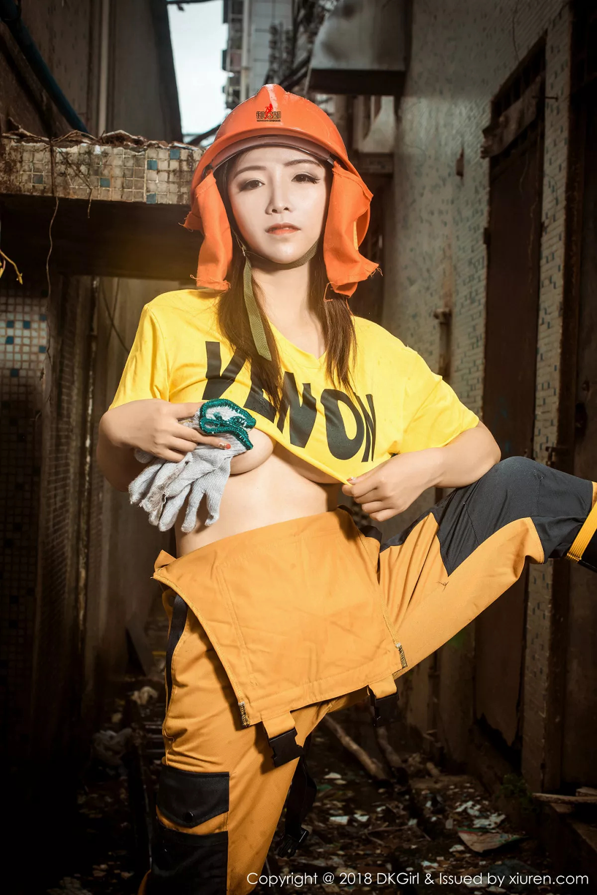 秀人集.com_[DKGirl御女郎]Vol.077_嫩模媛美人真空工装+全裸上身露丰乳肥臀惹火诱惑写真50P