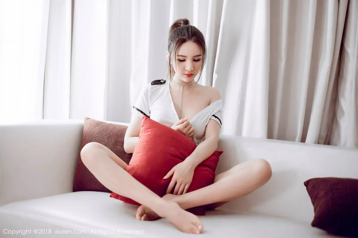 秀人集.com_[XiuRen秀人网]No.1082_嫩模SOLO-尹菲私房全裸上身秀浑圆美乳遮点火辣诱惑写真33P