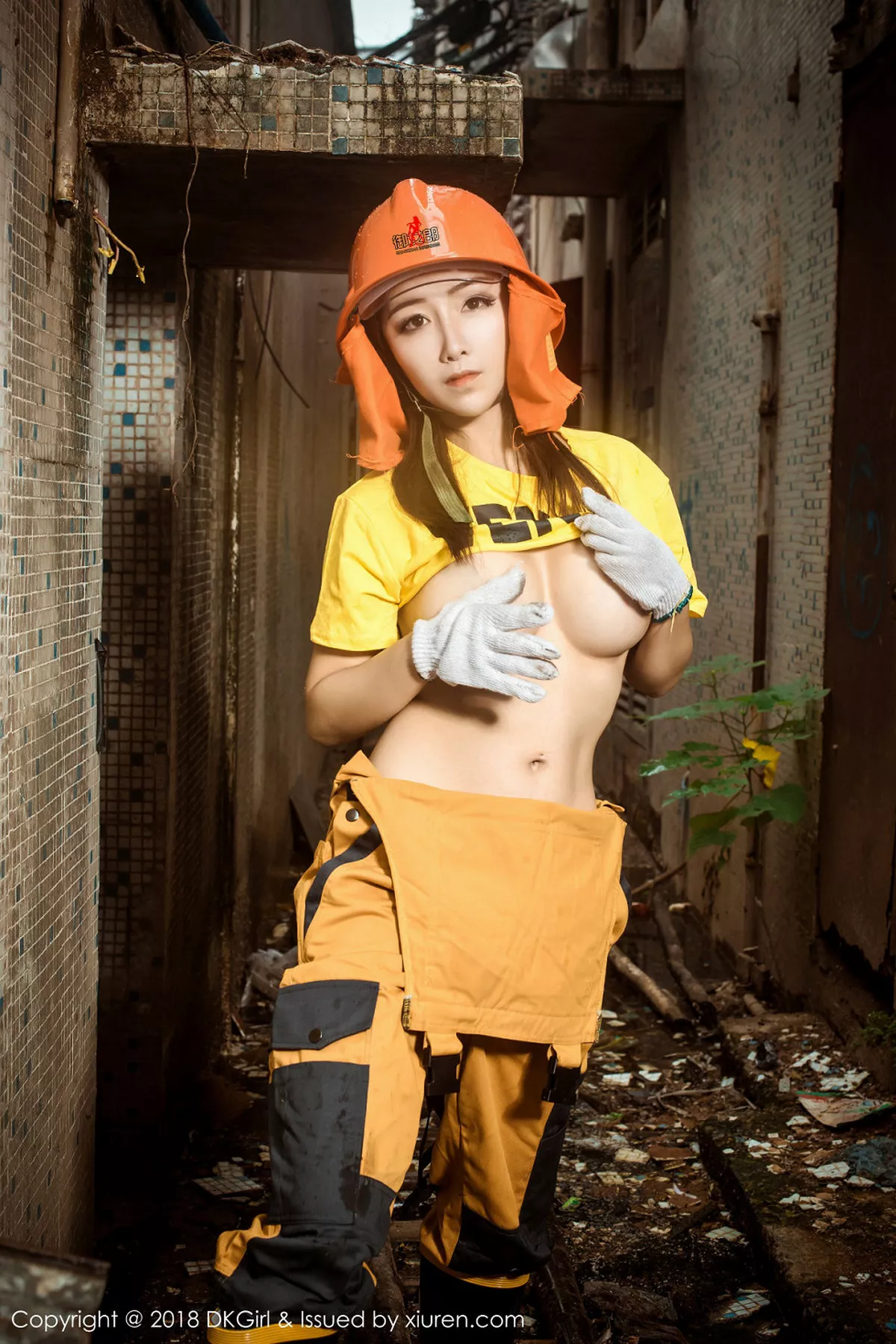 秀人集.com_[DKGirl御女郎]Vol.077_嫩模媛美人真空工装+全裸上身露丰乳肥臀惹火诱惑写真50P