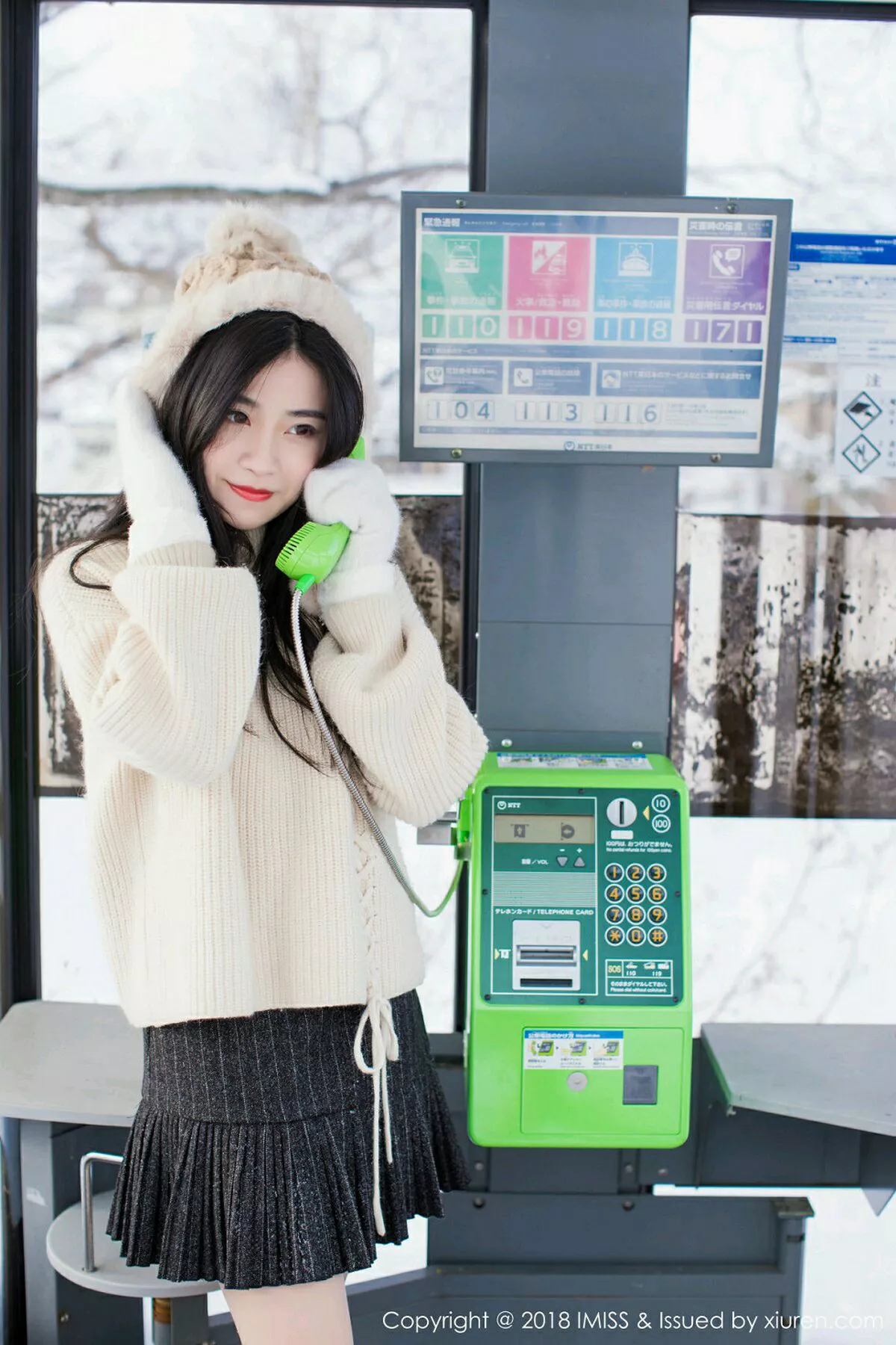 秀人集.com_[IMISS爱蜜社]Vol.272_女神许诺Sabrina北海道旅拍闪亮酒红色V领睡袍性感写真42P