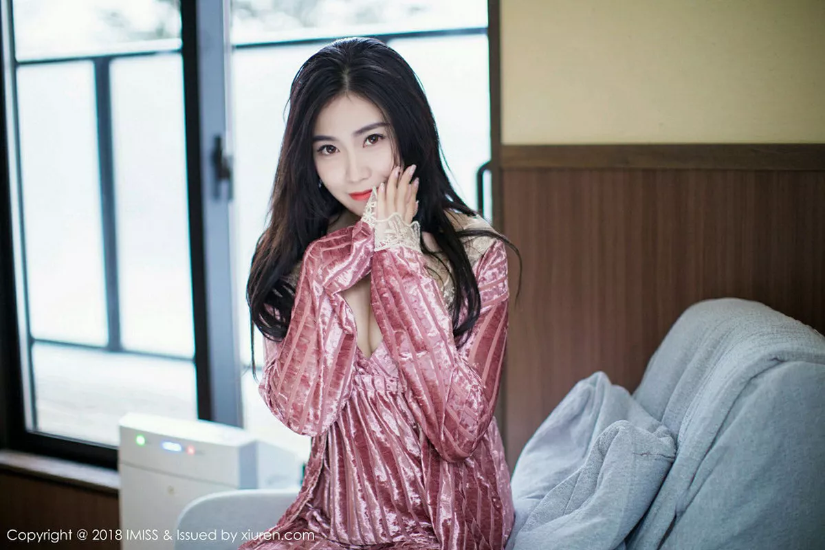 秀人集.com_[IMISS爱蜜社]Vol.272_女神许诺Sabrina北海道旅拍闪亮酒红色V领睡袍性感写真42P