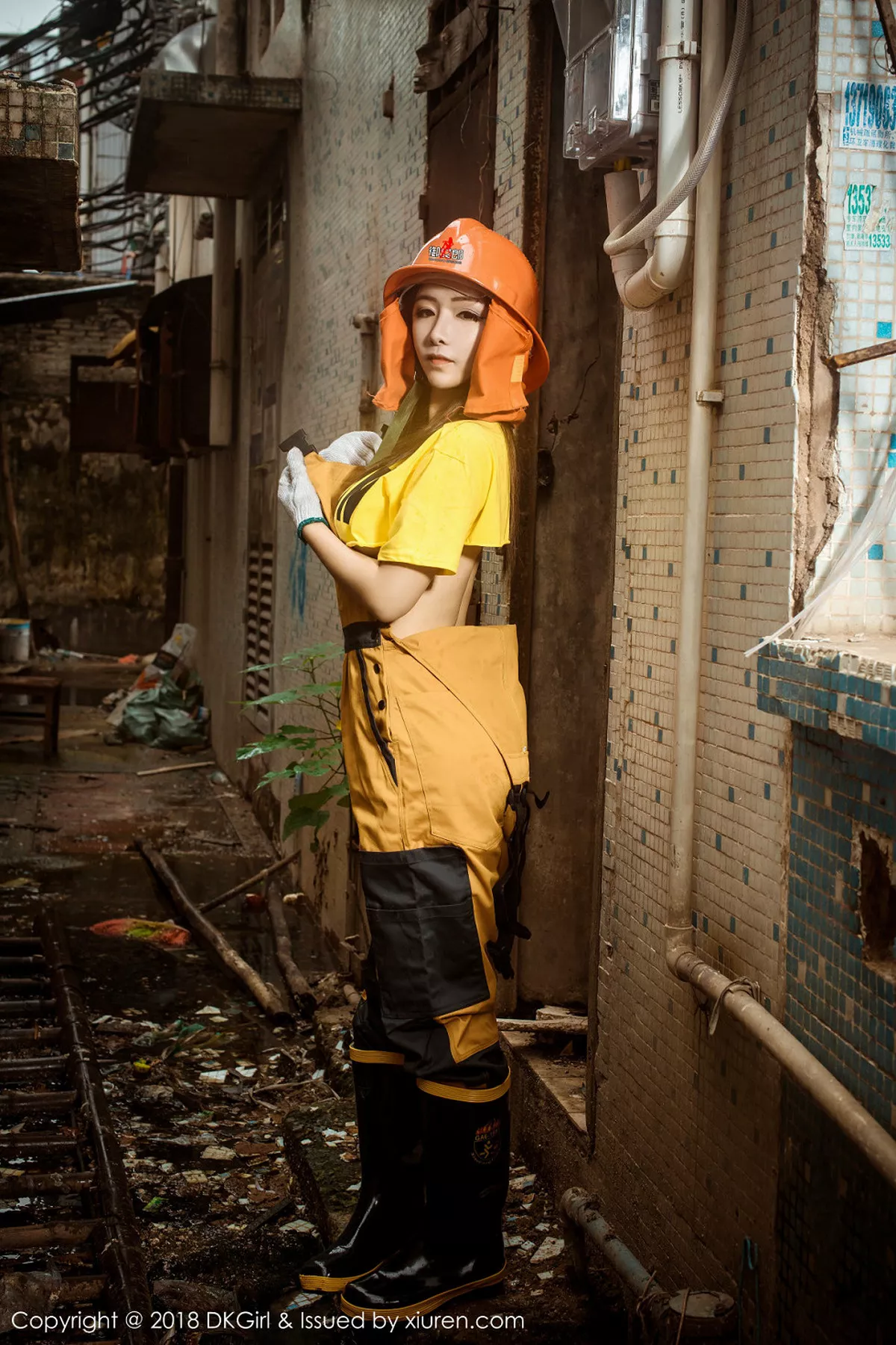 秀人集.com_[DKGirl御女郎]Vol.077_嫩模媛美人真空工装+全裸上身露丰乳肥臀惹火诱惑写真50P