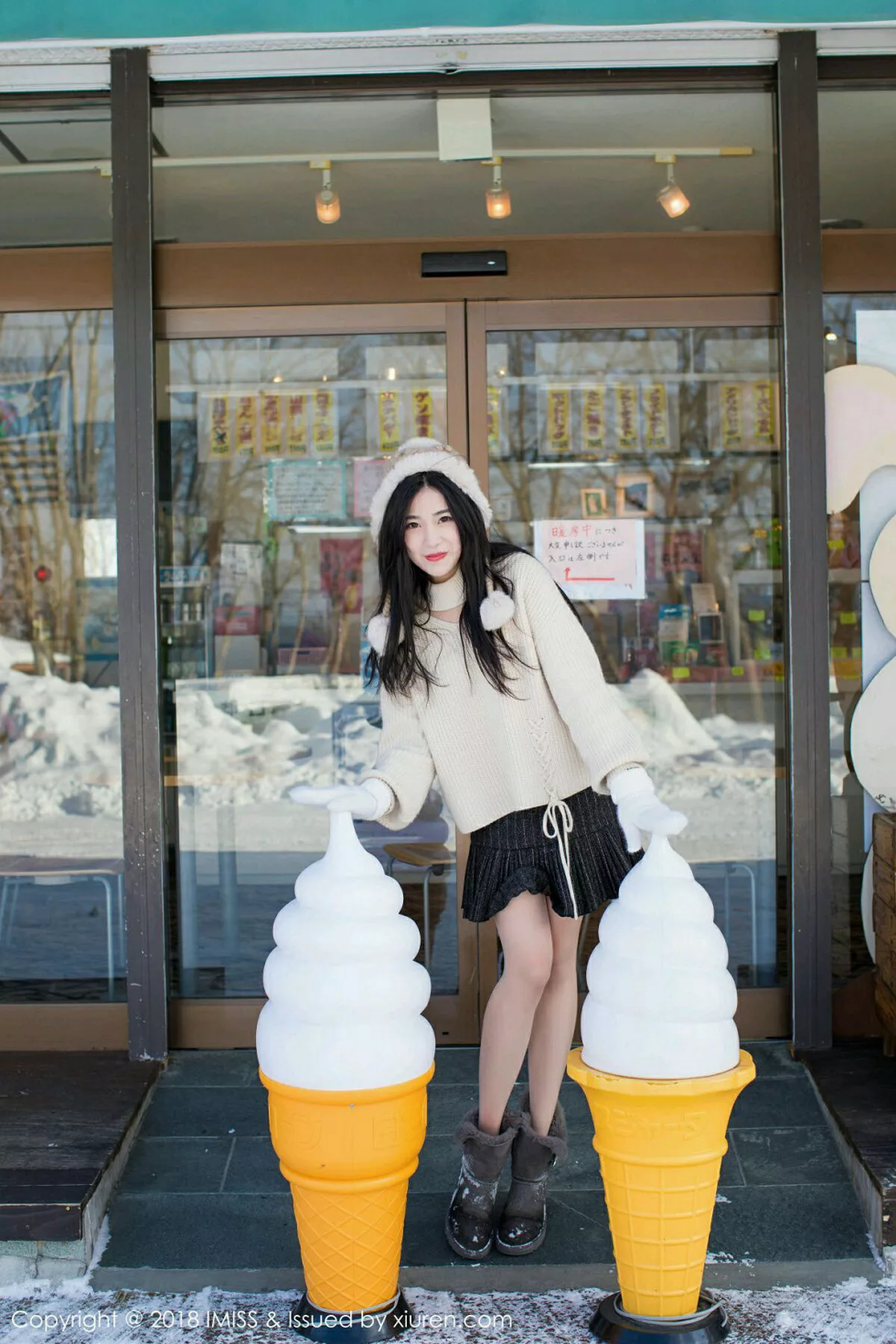 秀人集.com_[IMISS爱蜜社]Vol.272_女神许诺Sabrina北海道旅拍闪亮酒红色V领睡袍性感写真42P