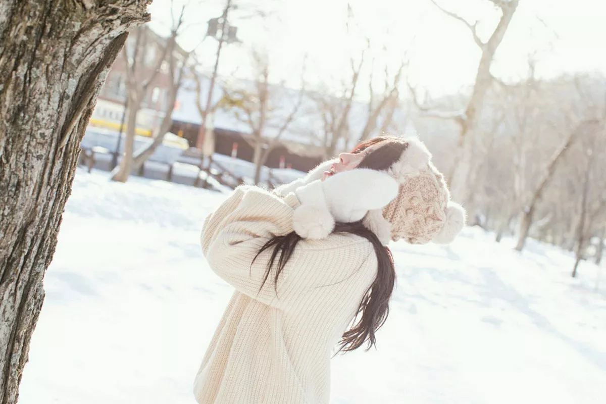 秀人集.com_[IMISS爱蜜社]Vol.272_女神许诺Sabrina北海道旅拍闪亮酒红色V领睡袍性感写真42P