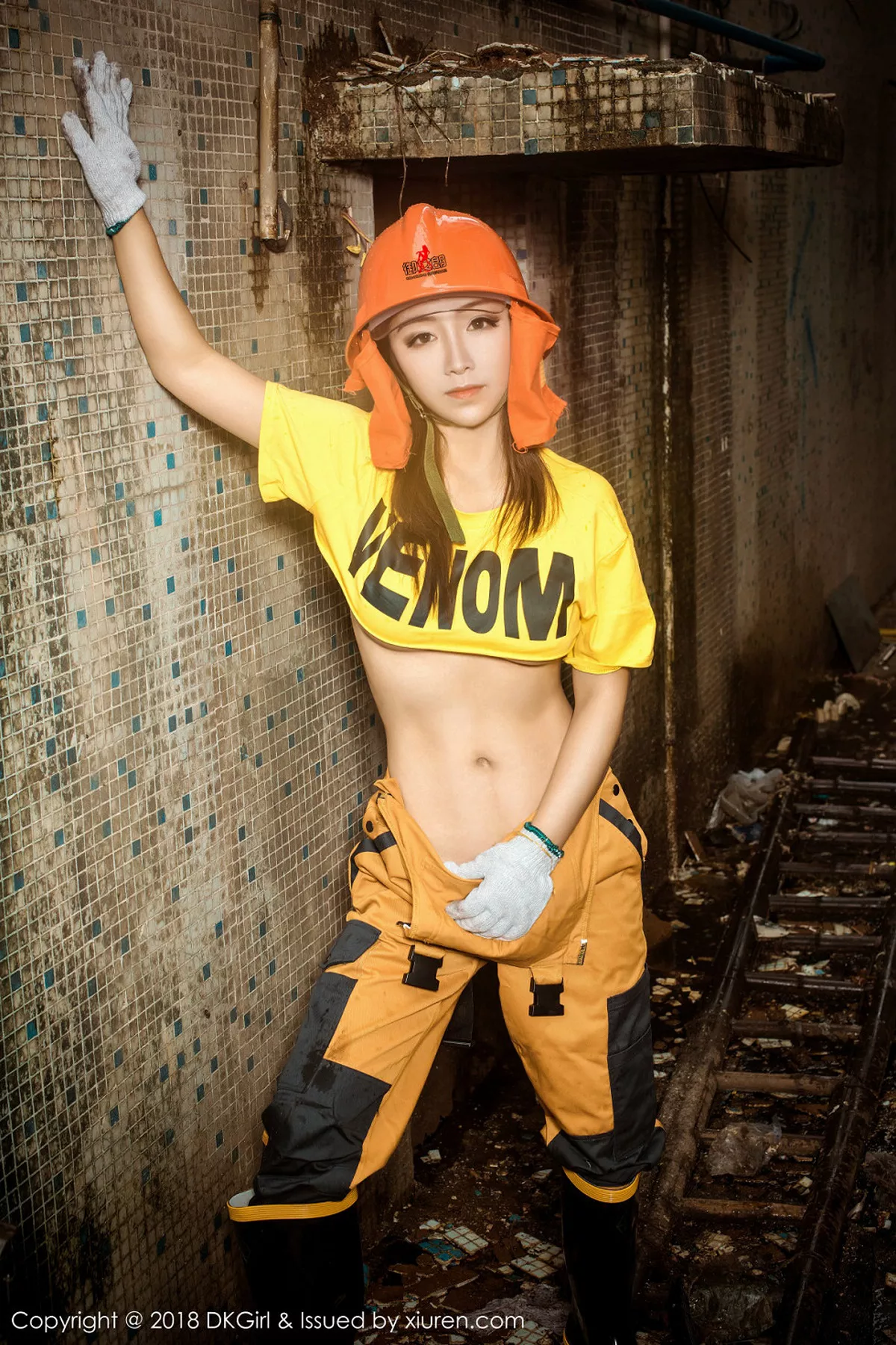 秀人集.com_[DKGirl御女郎]Vol.077_嫩模媛美人真空工装+全裸上身露丰乳肥臀惹火诱惑写真50P