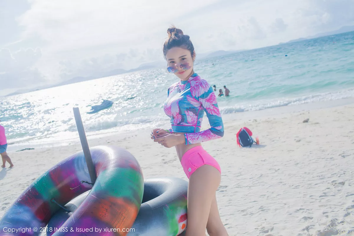 秀人集.com_[IMISS爱蜜社]Vol.279_丽质美女艾司沙滩边红色内裤+泳池边性感比基尼秀完美身材写真52P