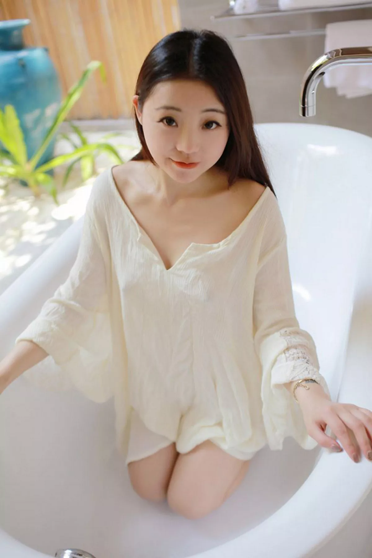 秀人集.com_[MFStar模范学院]Vol.072_嫩模佘贝拉bella马尔代夫旅拍浴室里湿身诱惑秀美乳53P