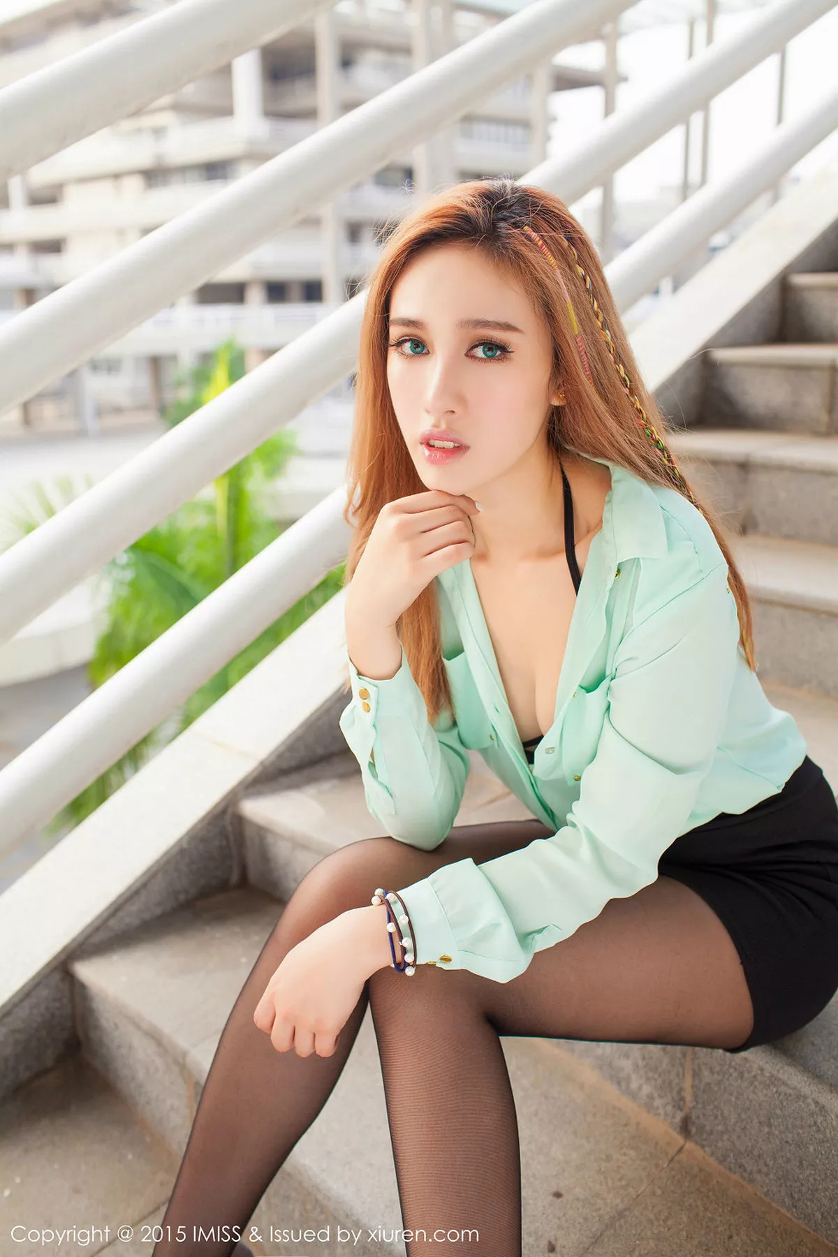 秀人集.com_[IMISS爱蜜社]Vol.050_嫩模何嘉儿Sweet黑色包臀短裙黑丝美腿迷人电眼写真55P