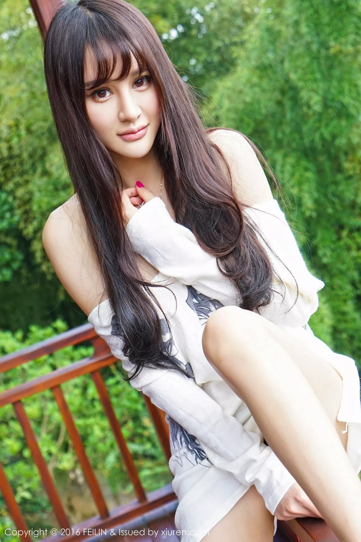 秀人集.com_[FeiLin嗲囡囡]Vol.053_嫩模Cheryl青树撩上衣秀半球粉红内裤性感迷人写真44P