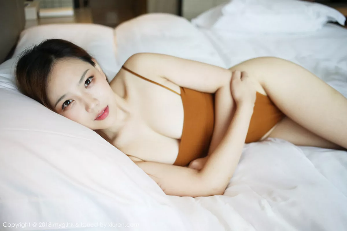 秀人集.com_[MyGirl美媛馆]Vol.310_嫩模徐微微mia床上全裸上身露豪乳无内黑丝裤袜翘臀诱惑写真44P