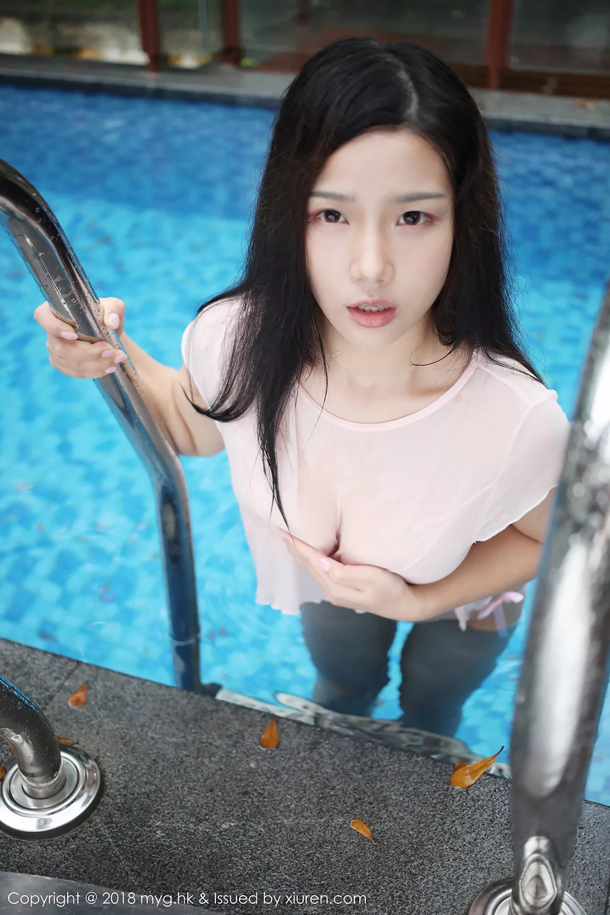 秀人集.com_[MyGirl美媛馆]Vol.318_嫩模徐微微mia粉色内衣泳池湿身+全裸上身秀傲人豪乳诱惑写真40P