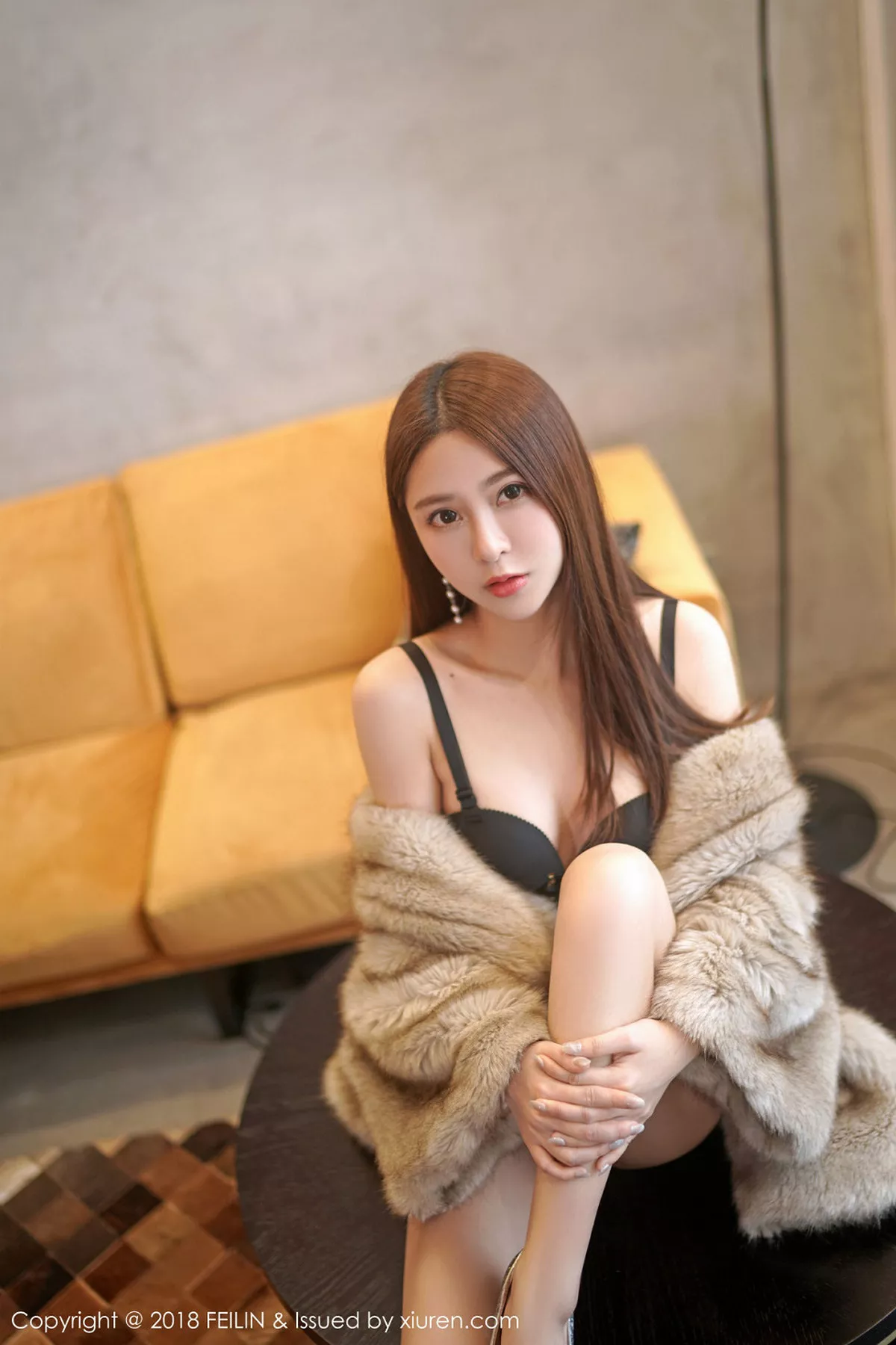 秀人集.com_[FeiLin嗲囡囡]Vol.165_清甜美女luna张静燕皮草下性感黑色内衣秀完美身材写真40P