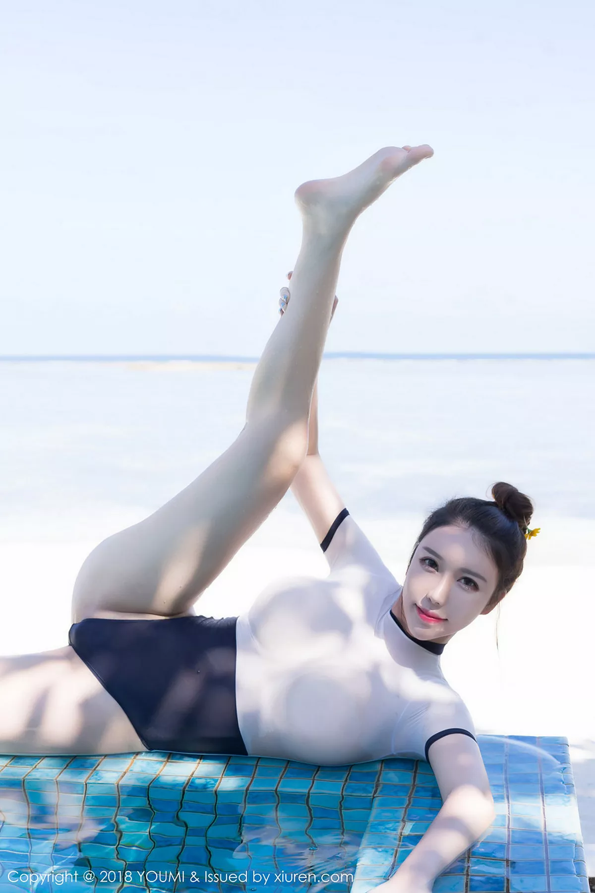 秀人集.com_[YouMi尤蜜荟]Vol.215_女神Egg_尤妮丝泳池里露背毛衣半脱露丰满肥臀火辣诱惑写真45P