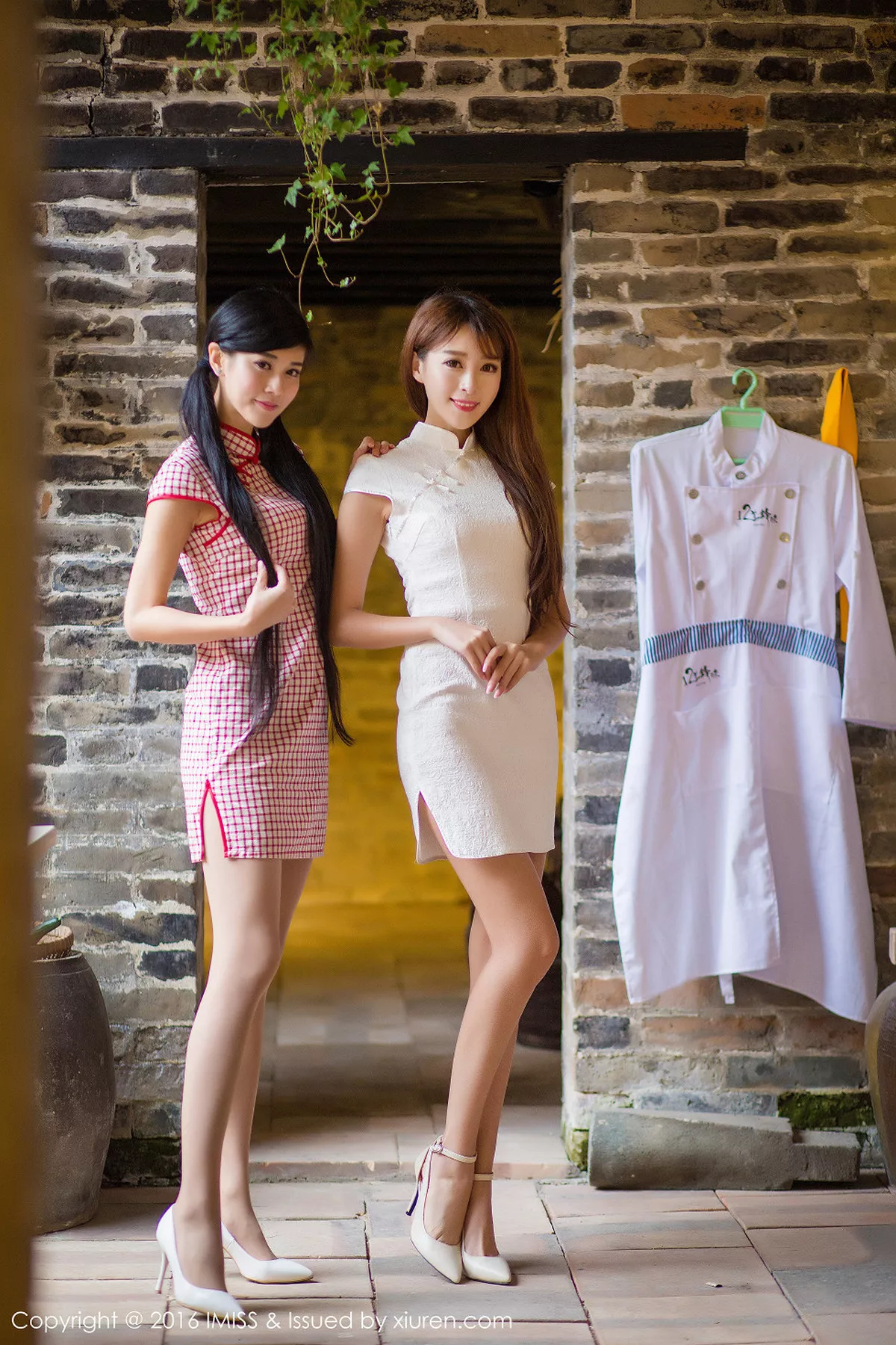 秀人集.com_[IMISS爱蜜社]Vol.070_嫩模王曼妮&谭小雅古典旗袍风完美身材性感迷人写真60P