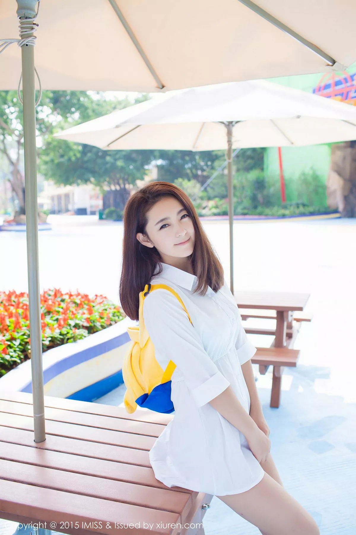 秀人集.com_[IMISS爱蜜社]Vol.053_嫩模夏茉GIGI小清新街拍白色衬衣迷人内裤写真50P