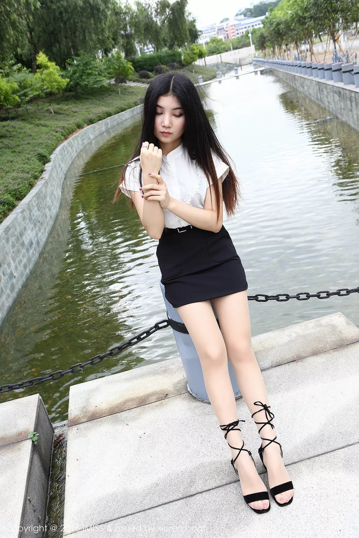 秀人集.com_[IMISS爱蜜社]Vol.095_嫩模Winki丝姬黑色短裙秀肉丝美腿性感玉足撩人写真49P