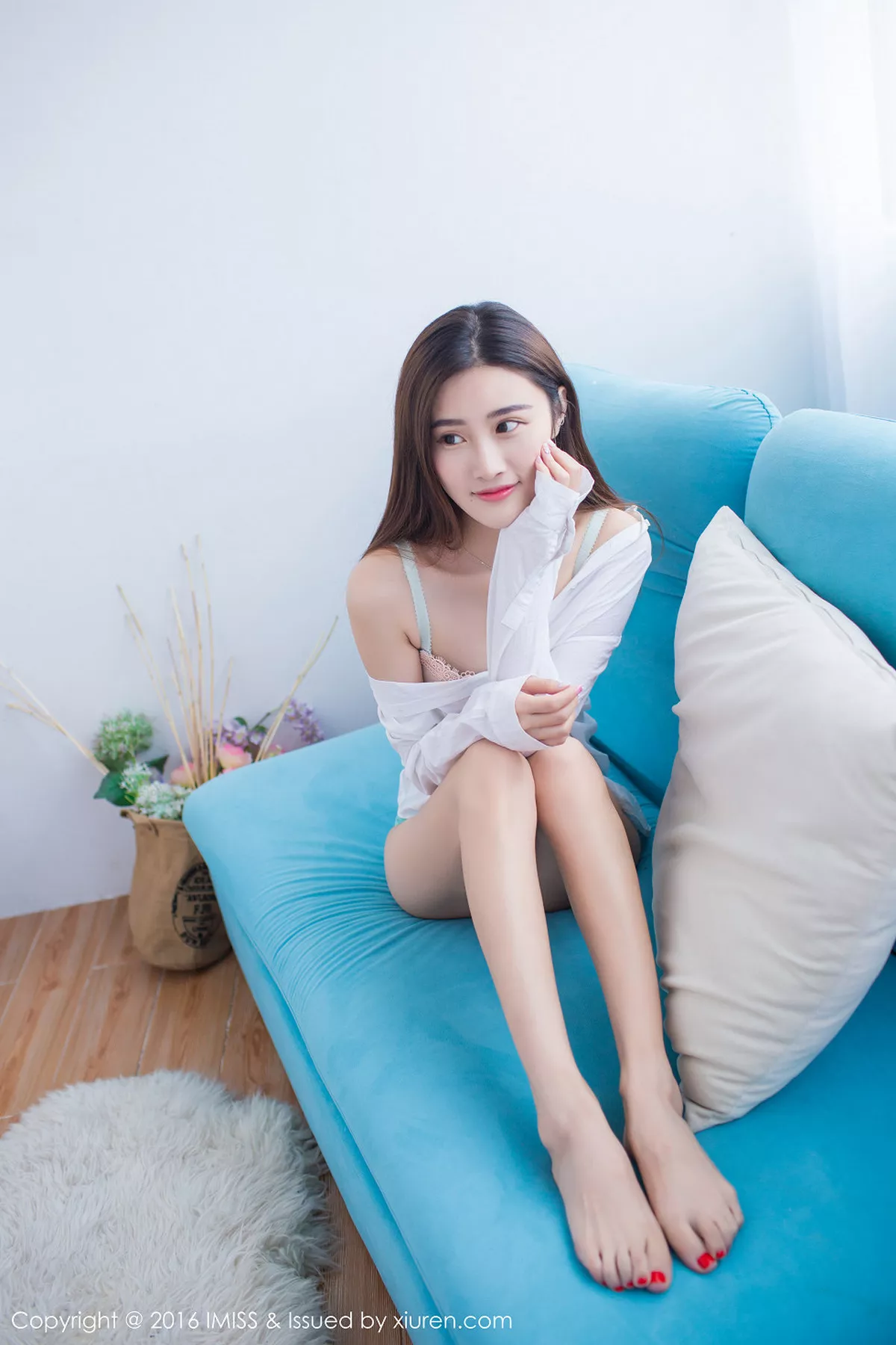 秀人集.com_[IMISS爱蜜社]Vol.135_嫩模格格污巫宽松睡裙下性感内衣秀完美身材清爽写真66P