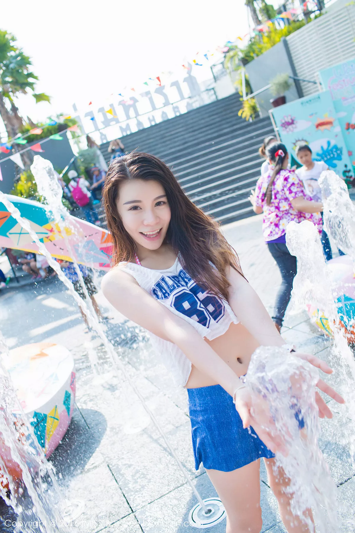 秀人集.com_[IMISS爱蜜社]Vol.126_嫩模vetiver嘉宝贝儿夏日清凉街拍脱上衣秀豪乳写真40P