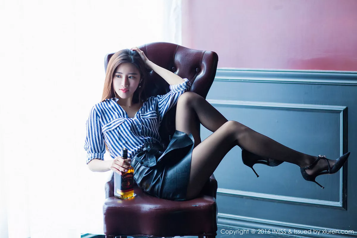 秀人集.com_[IMISS爱蜜社]Vol.135_嫩模格格污巫宽松睡裙下性感内衣秀完美身材清爽写真66P