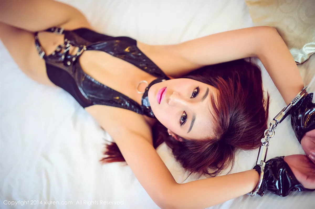 秀人集.com_[XiuRen秀人网]No.112_嫩模周美美alicia私房情趣睡裙大床上秀诱人美体写真45P