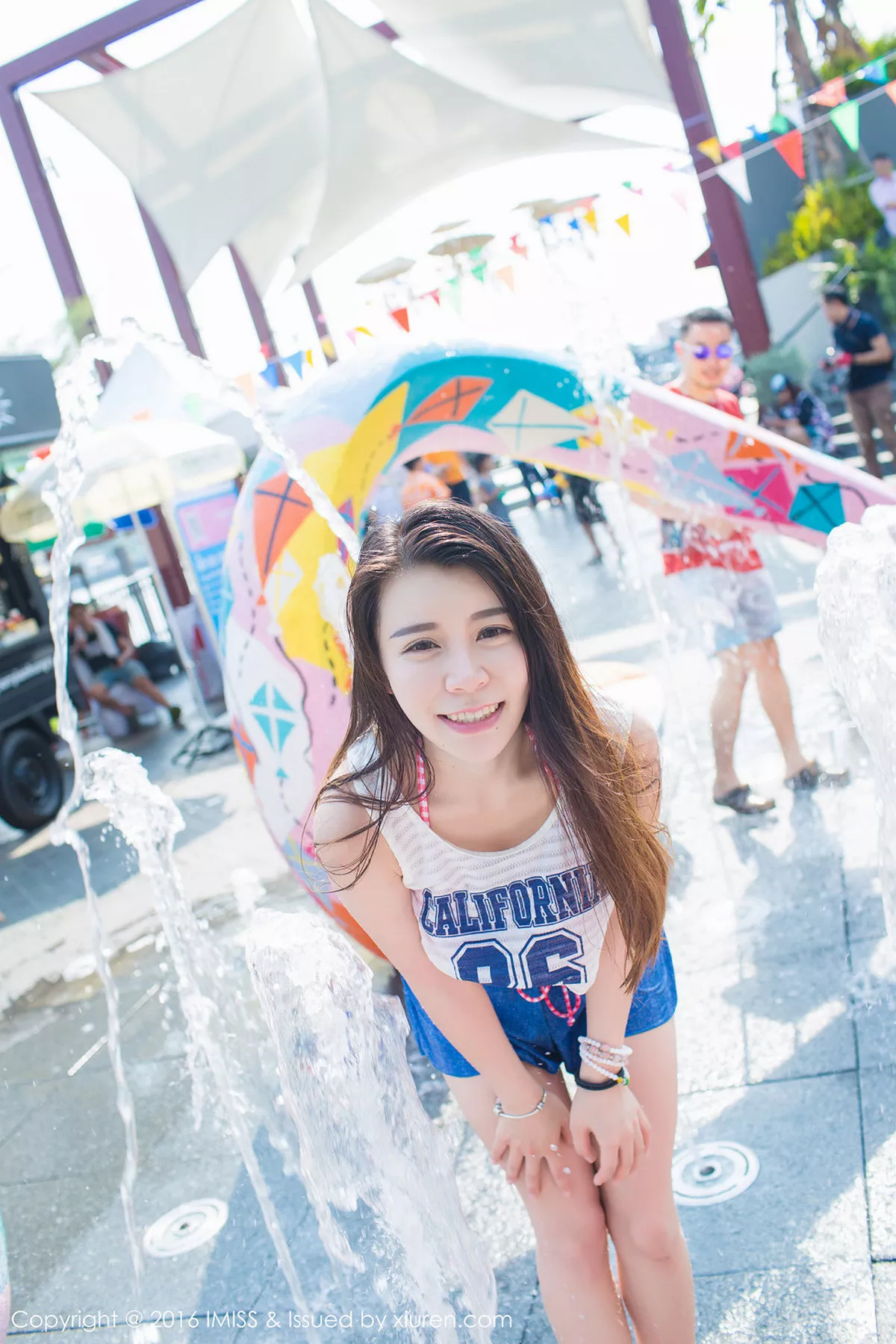 秀人集.com_[IMISS爱蜜社]Vol.126_嫩模vetiver嘉宝贝儿夏日清凉街拍脱上衣秀豪乳写真40P