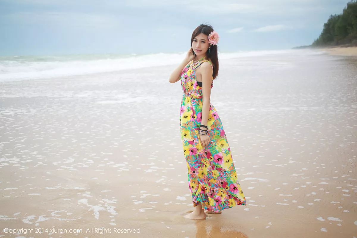 秀人集.com_[XiuRen秀人网]No.200_花仙子美女绮里嘉ula花色连身裙海边撩人风情性感写真69P