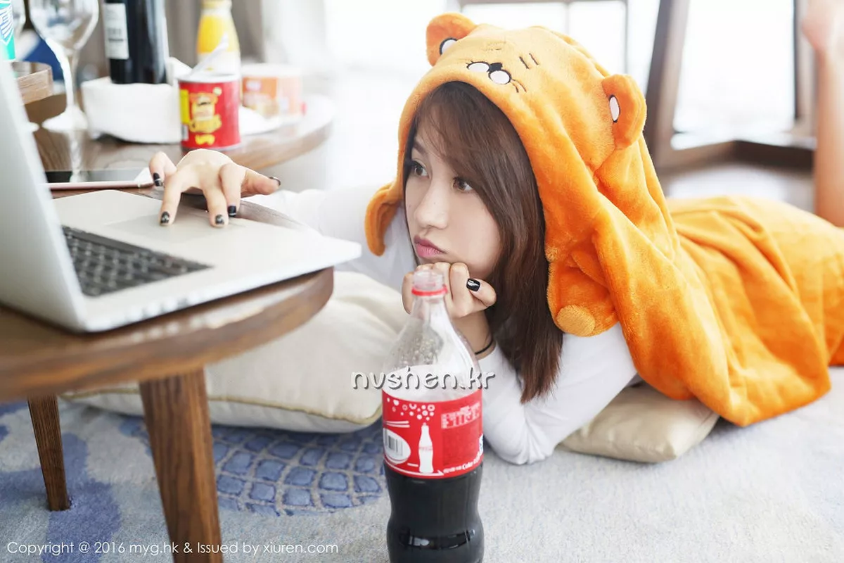 秀人集.com_[MyGirl美媛馆]Vol.233_嫩模许诺Sabrina居家私房护士装白色丝袜性感美腿写真64P