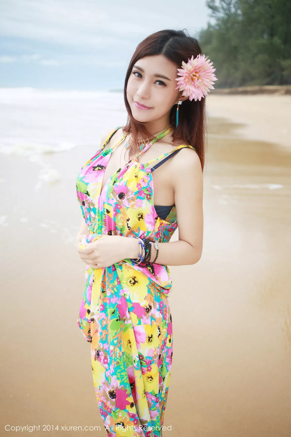 秀人集.com_[XiuRen秀人网]No.200_花仙子美女绮里嘉ula花色连身裙海边撩人风情性感写真69P