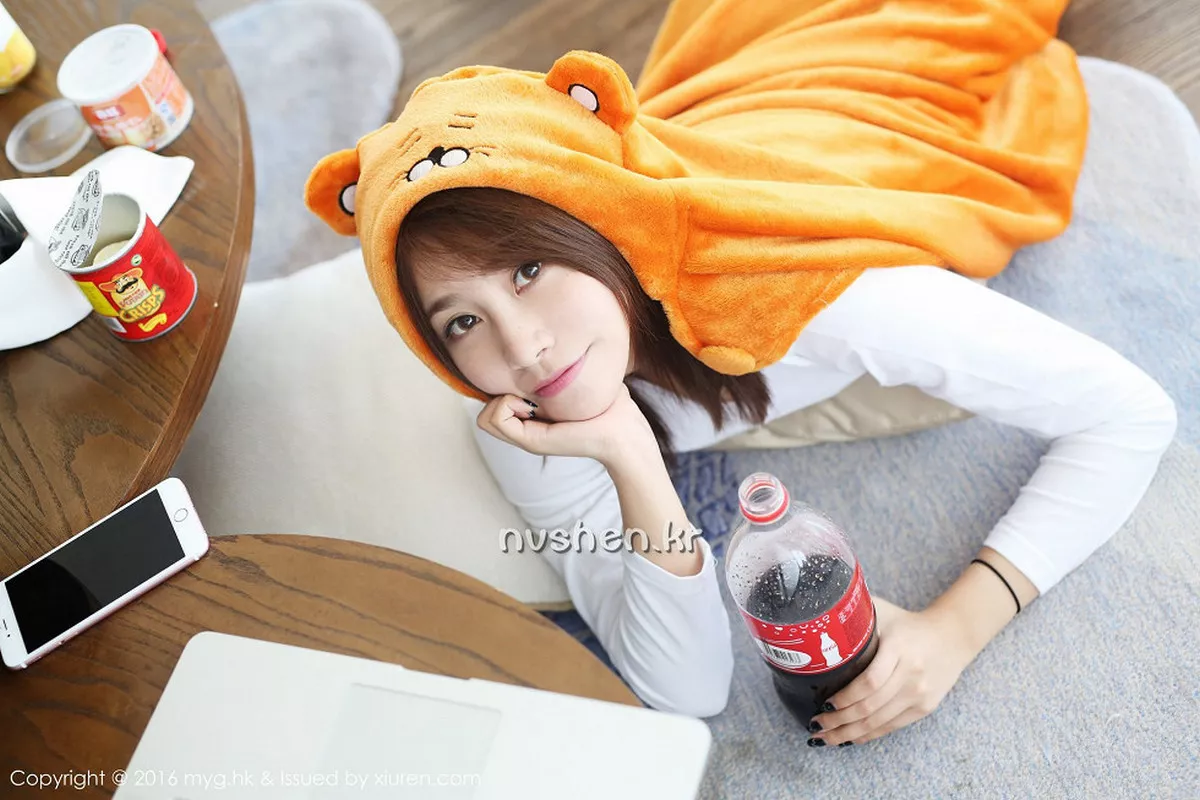 秀人集.com_[MyGirl美媛馆]Vol.233_嫩模许诺Sabrina居家私房护士装白色丝袜性感美腿写真64P