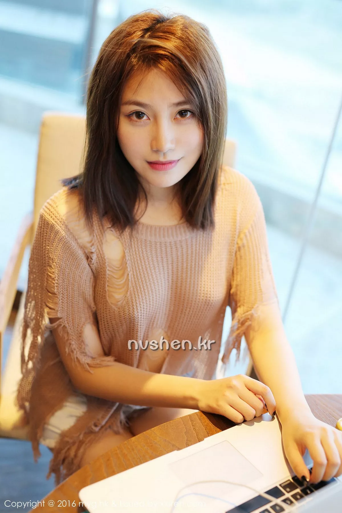 秀人集.com_[MyGirl美媛馆]Vol.233_嫩模许诺Sabrina居家私房护士装白色丝袜性感美腿写真64P