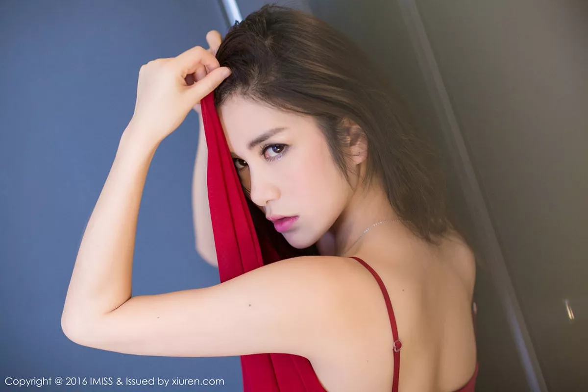 秀人集.com_[IMISS爱蜜社]Vol.144_嫩模李李七七喜喜酒红色蕾丝睡裙秀美乳丁字裤美臀诱惑写真52P