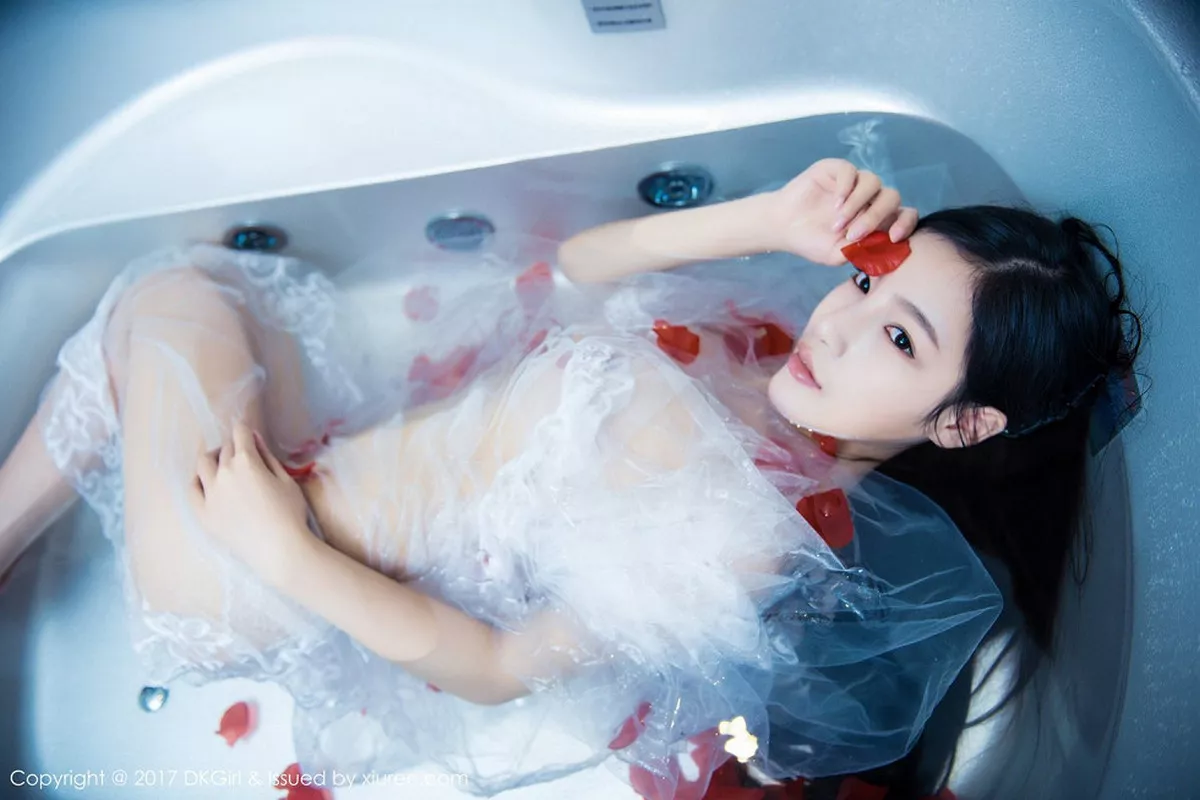 秀人集.com_[DKGirl御女郎]Vol.009_嫩模UU阿文居家大尺度浴缸里湿身透视秀诱人胴体诱惑写真51P