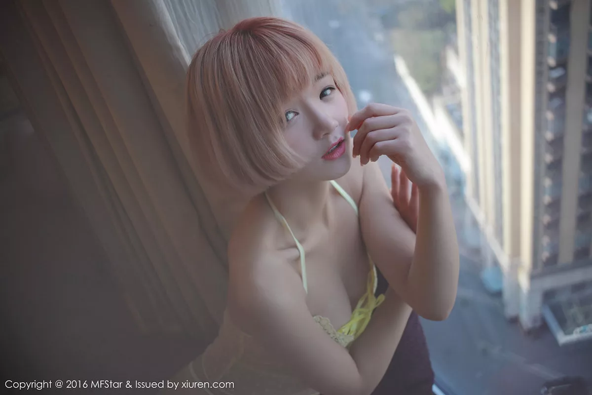 秀人集.com_[MFStar模范学院]Vol.082_嫩模悦爷妖精居家红色内衣半脱内裤秀诱人翘臀写真51P