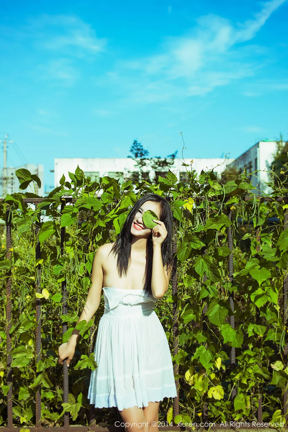 秀人集.com_[XiuRen秀人网]No.226_邻家美女刘薇拉户外花丛中性感内衣秀完美身材写真50P