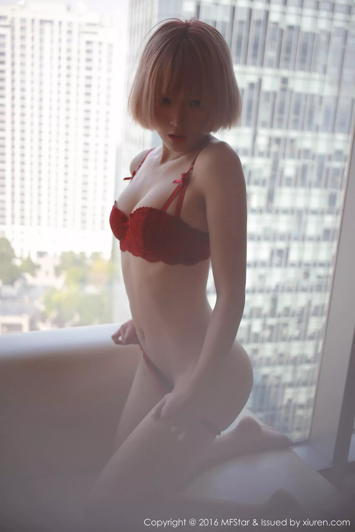 秀人集.com_[MFStar模范学院]Vol.082_嫩模悦爷妖精居家红色内衣半脱内裤秀诱人翘臀写真51P