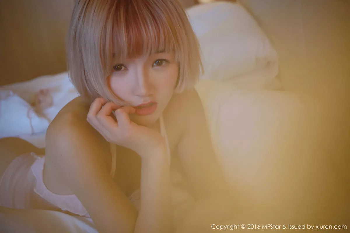 秀人集.com_[MFStar模范学院]Vol.082_嫩模悦爷妖精居家红色内衣半脱内裤秀诱人翘臀写真51P