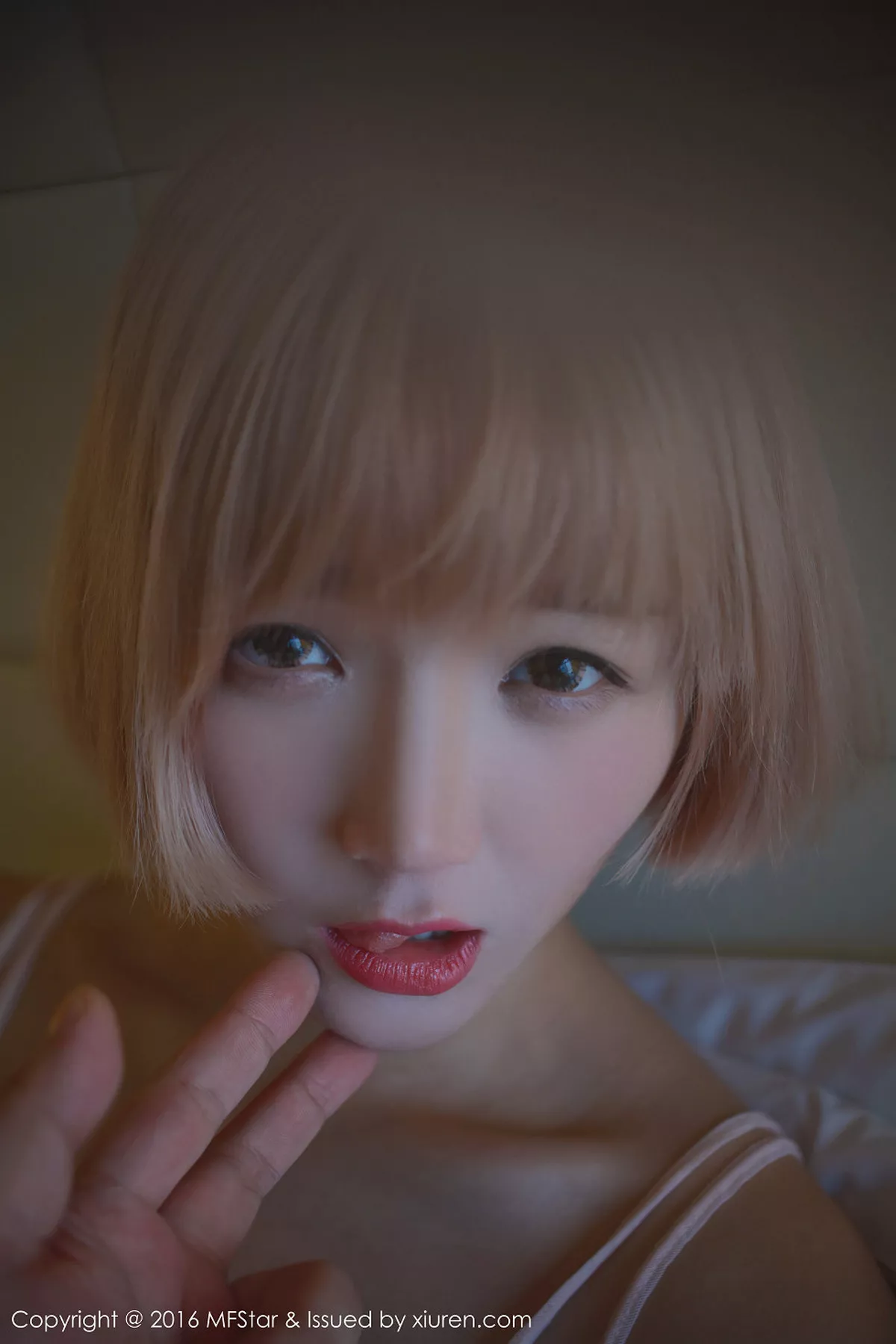 秀人集.com_[MFStar模范学院]Vol.082_嫩模悦爷妖精居家红色内衣半脱内裤秀诱人翘臀写真51P