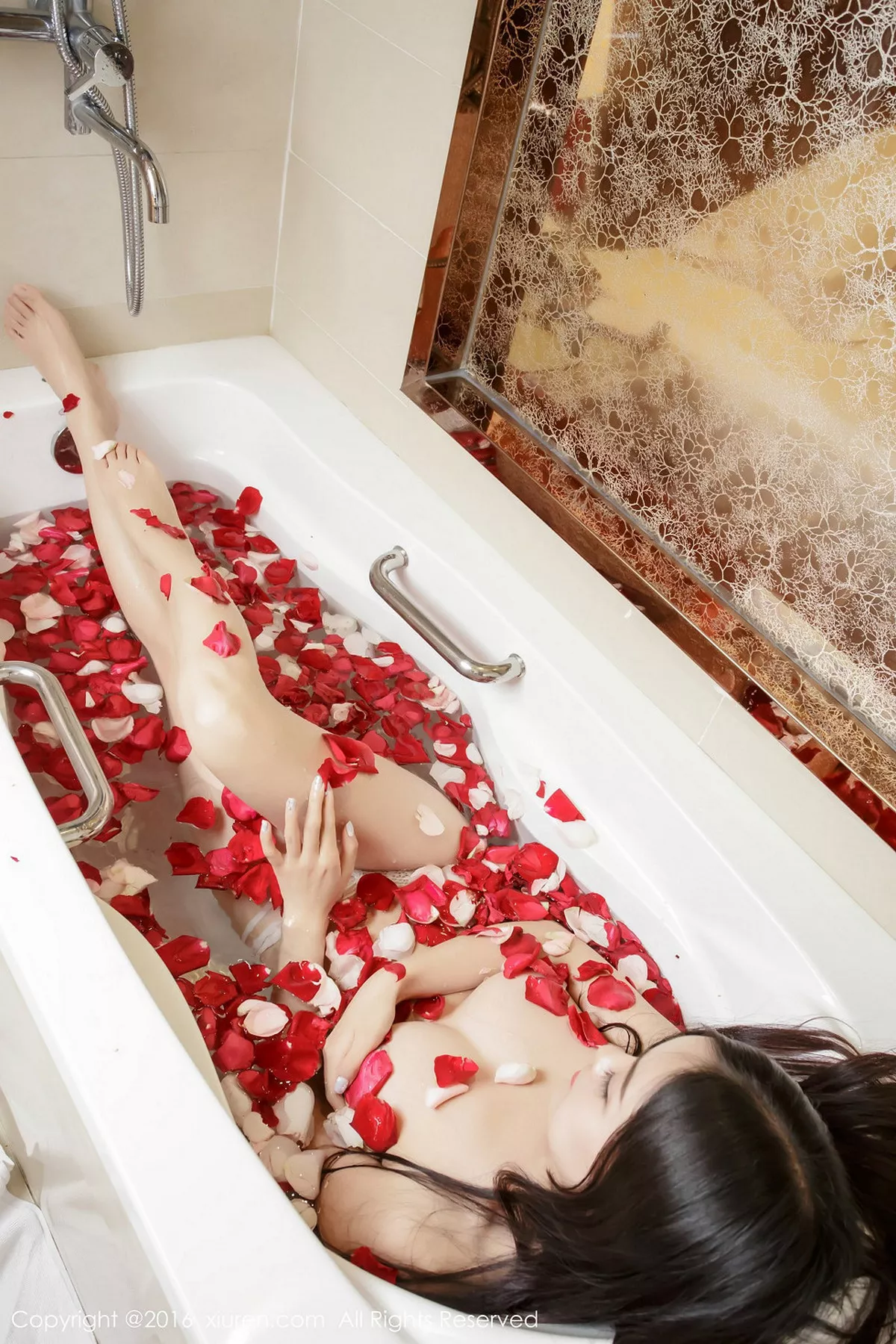 秀人集.com_[XiuRen秀人网]No.489_嫩模芈琳娜玫瑰花瓣浴半裸上身秀白嫩豪乳诱惑写真90P