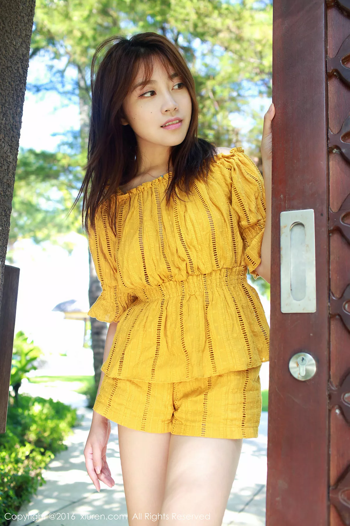 秀人集.com_[XiuRen秀人网]No.542_嫩模许诺Sabrina巴厘岛旅拍黄色短裤秀白嫩美腿性感写真47P