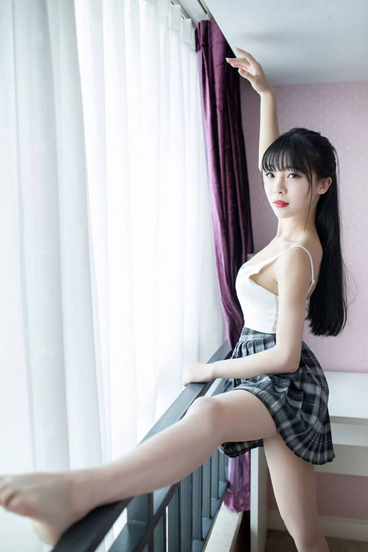 秀人集.com_[XiuRen秀人网]No.593_性感小萝莉Mio莉莉丝粉红吊带背心秀美胸迷人写真52P