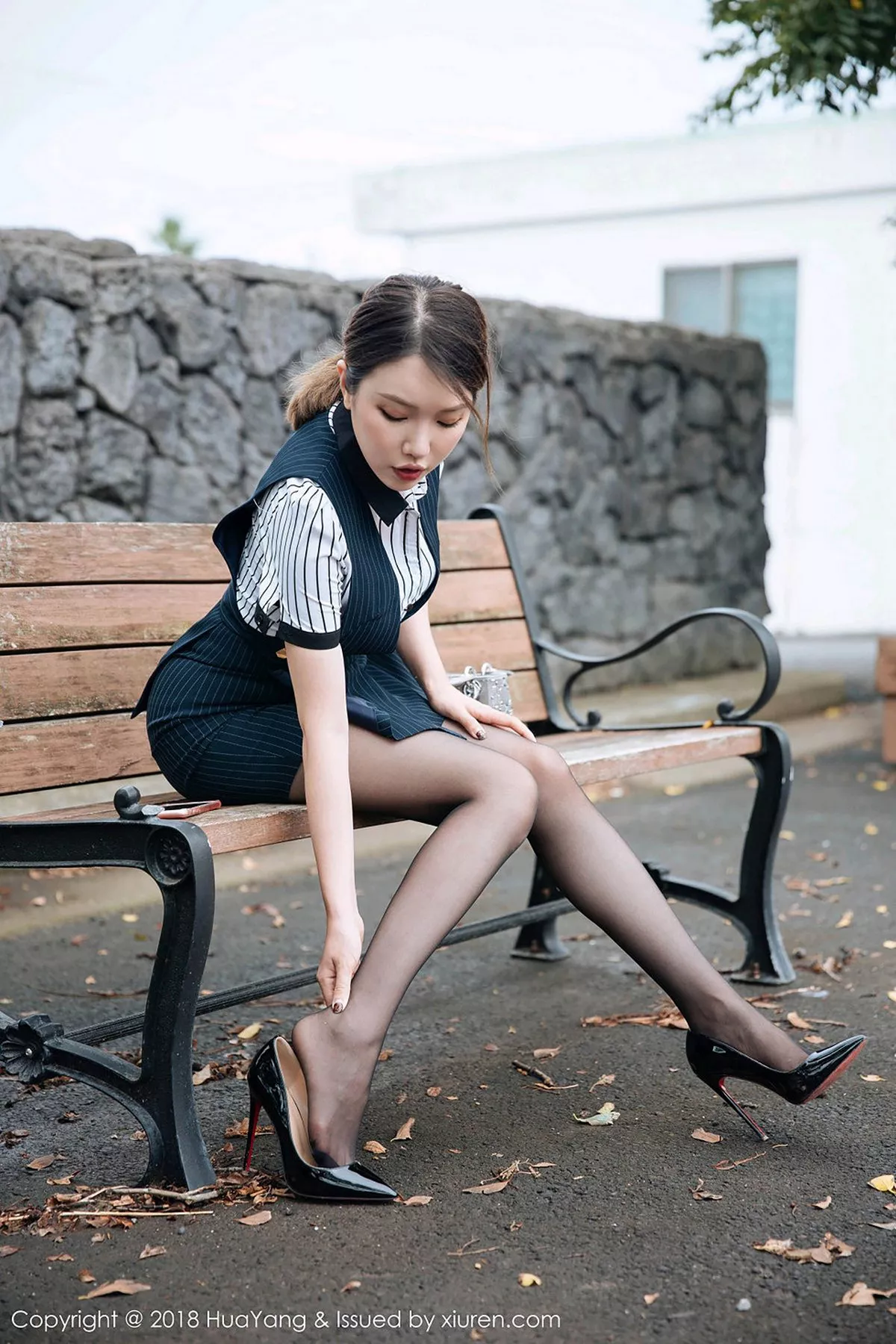 秀人集.com_[HuaYang花漾]Vol.087_女神黄乐然济州岛旅拍黑短裙半脱秀无内黑丝裤袜撩人诱惑写真101P