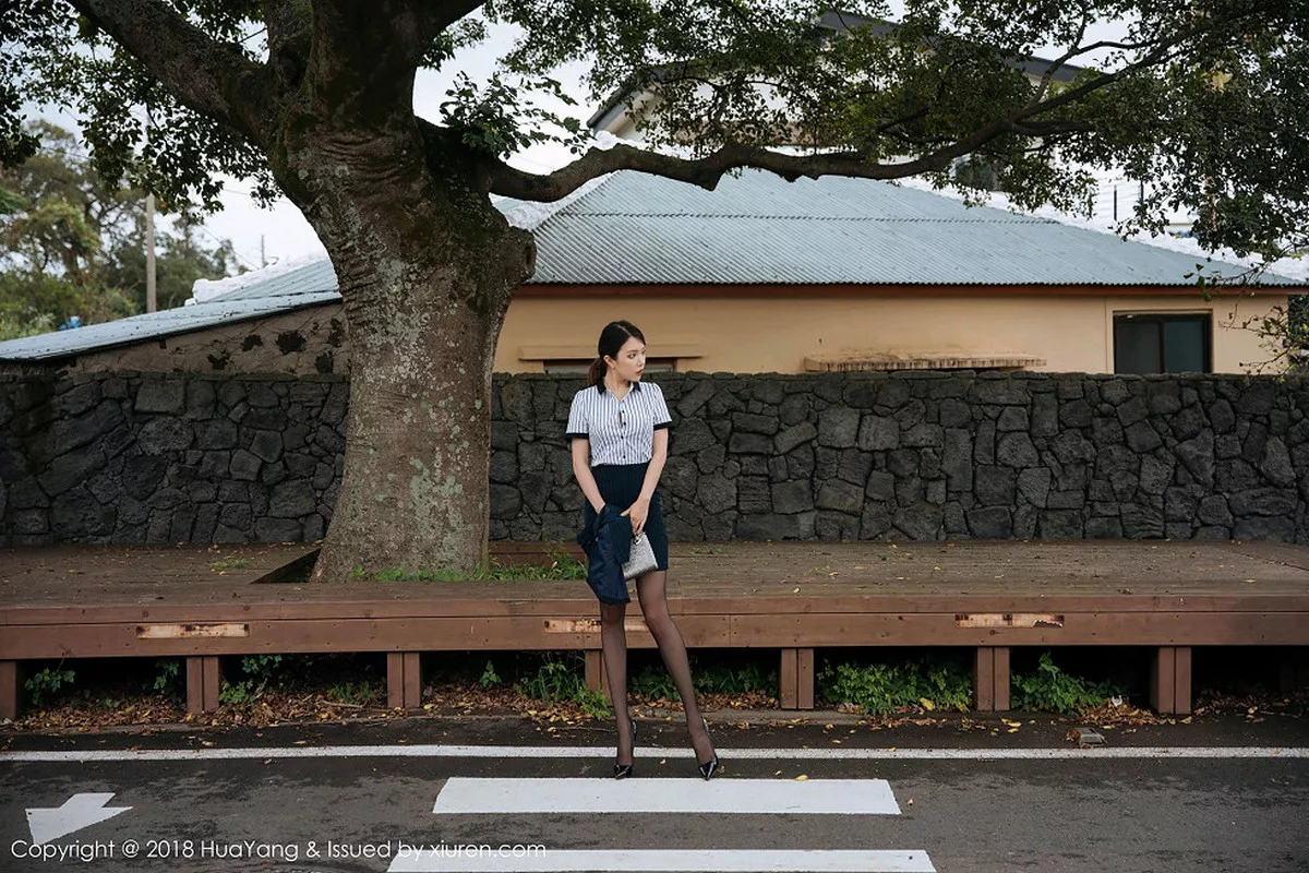 秀人集.com_[HuaYang花漾]Vol.087_女神黄乐然济州岛旅拍黑短裙半脱秀无内黑丝裤袜撩人诱惑写真101P