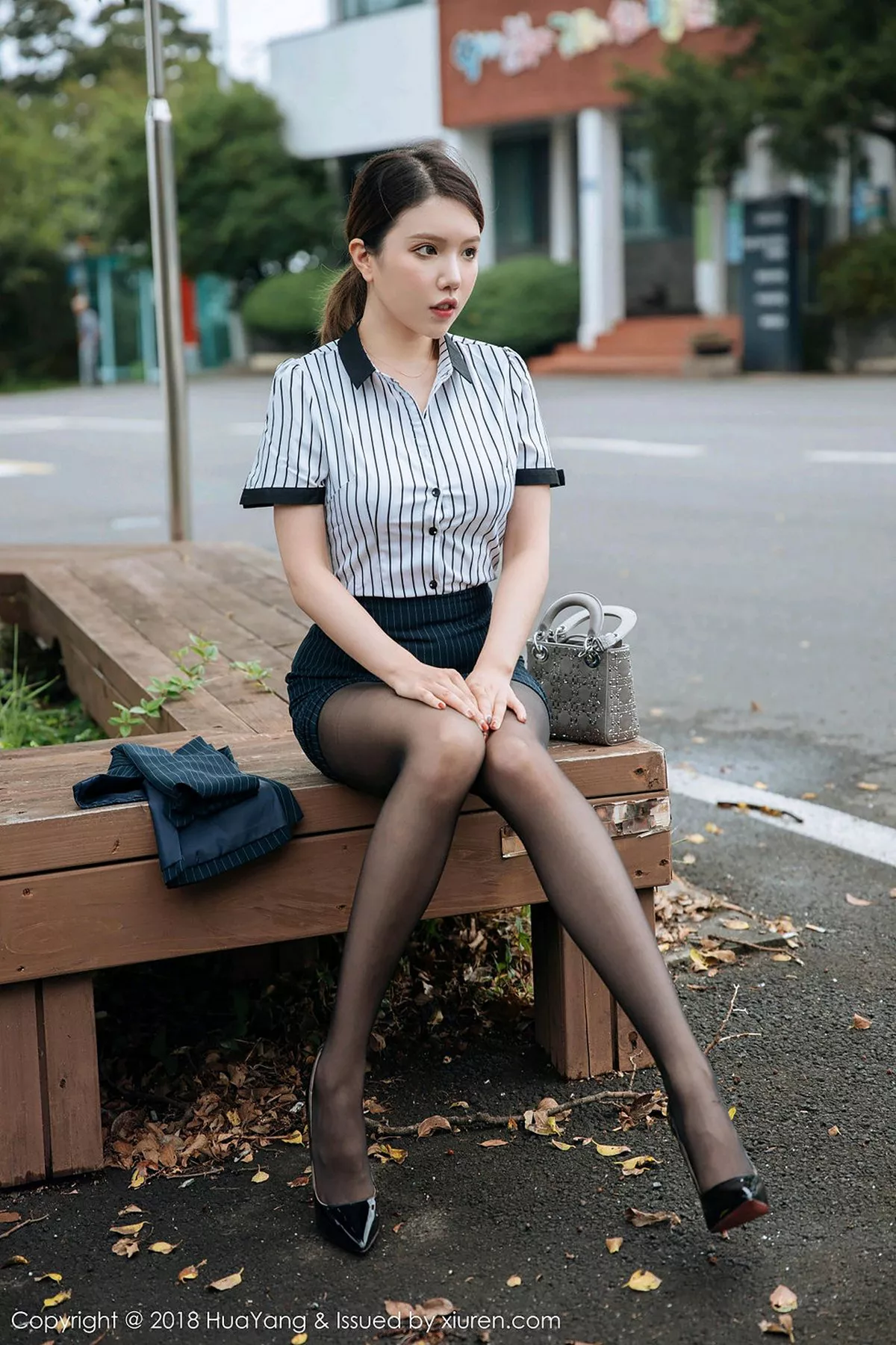 秀人集.com_[HuaYang花漾]Vol.087_女神黄乐然济州岛旅拍黑短裙半脱秀无内黑丝裤袜撩人诱惑写真101P