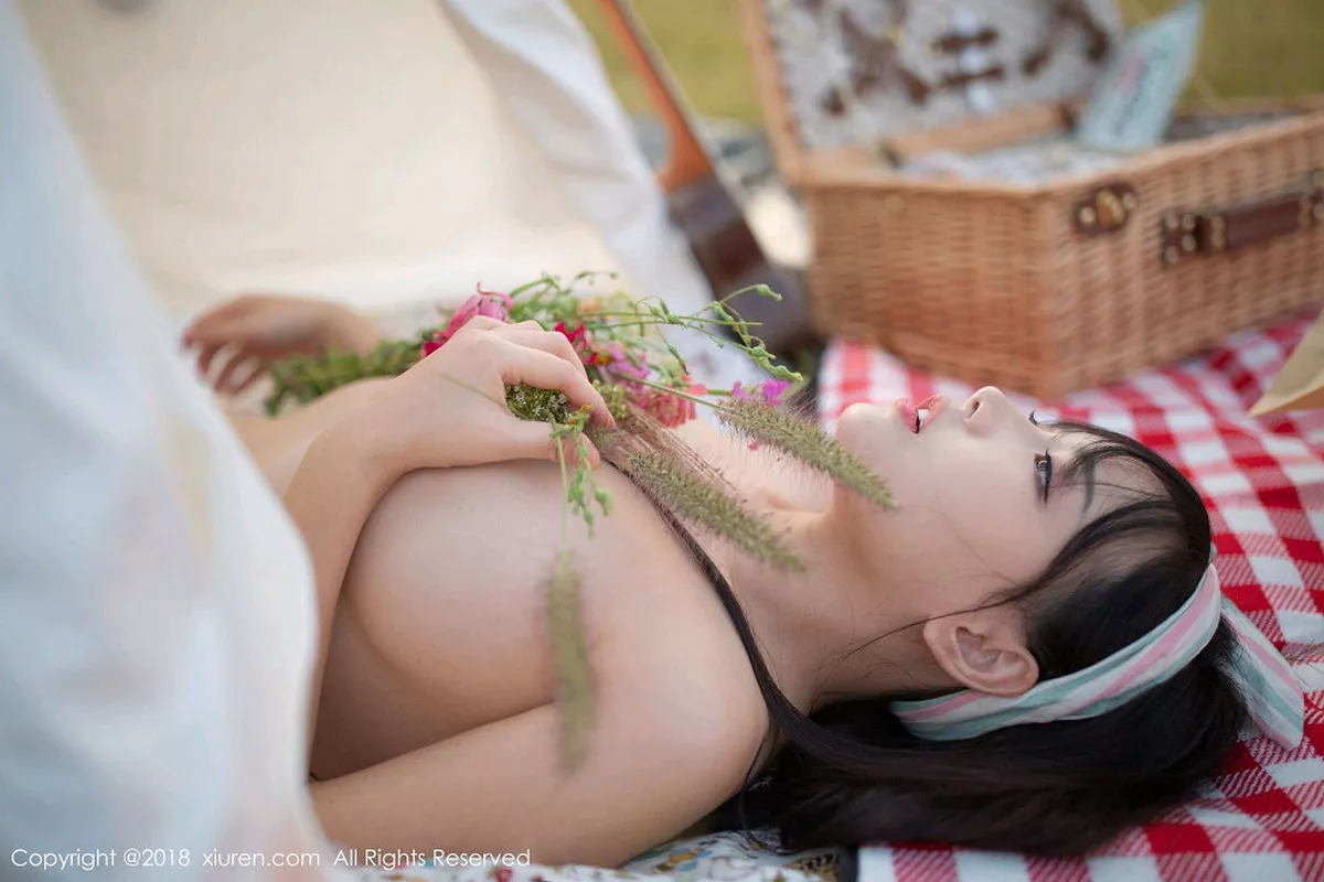 秀人集.com_[XiuRen秀人网]No.1207_嫩模徐微微mia户外性感女仆装半脱露美乳翘臀极致诱惑写真80P