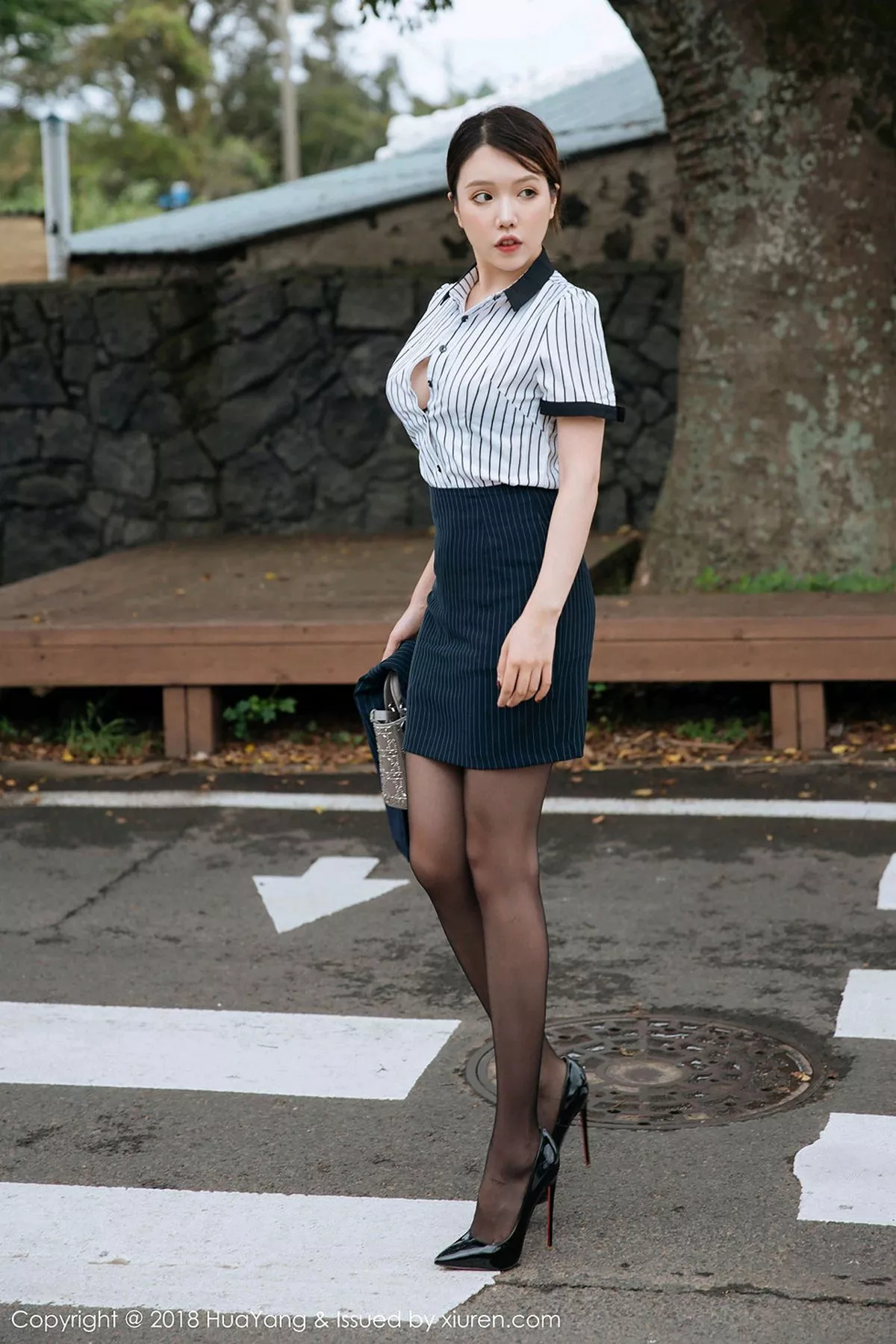 秀人集.com_[HuaYang花漾]Vol.087_女神黄乐然济州岛旅拍黑短裙半脱秀无内黑丝裤袜撩人诱惑写真101P